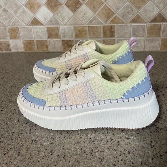 Nicole Miller NWOT Women’s Brita Beige Mist Crochet Sneakers Size 8 - Picture 4 of 9